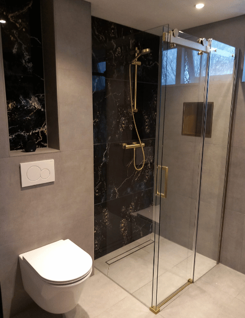 Moderne badkamer met inloopdouche en hangtoilet, professioneel geïnstalleerd door PS Loodgieterswerken in Kampen
